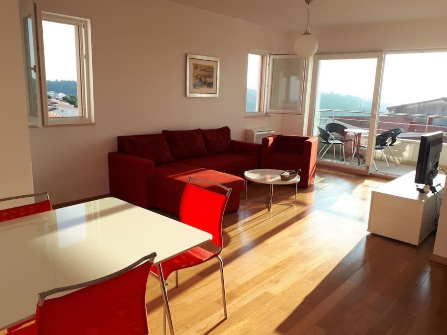 Apartment Lucija - Cozy Flat In The City Center With A Sea View & Parking Макарска Екстериор снимка