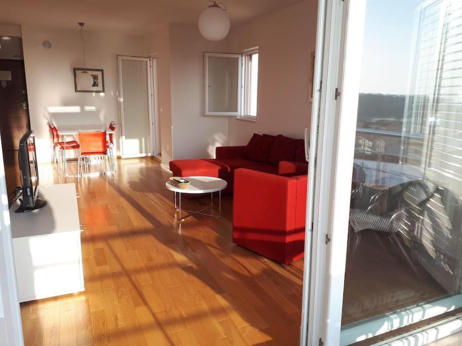 Apartment Lucija - Cozy Flat In The City Center With A Sea View & Parking Макарска Екстериор снимка