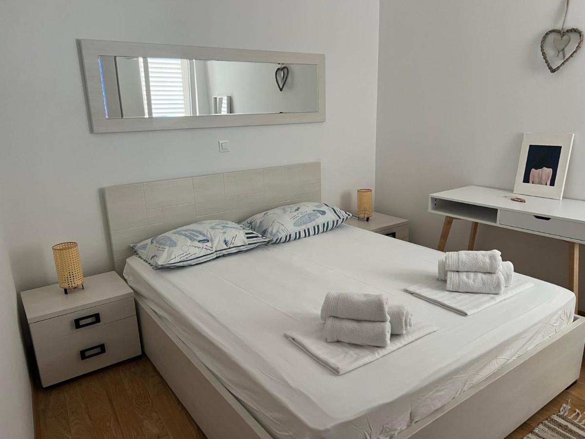 Apartment Lucija - Cozy Flat In The City Center With A Sea View & Parking Макарска Екстериор снимка