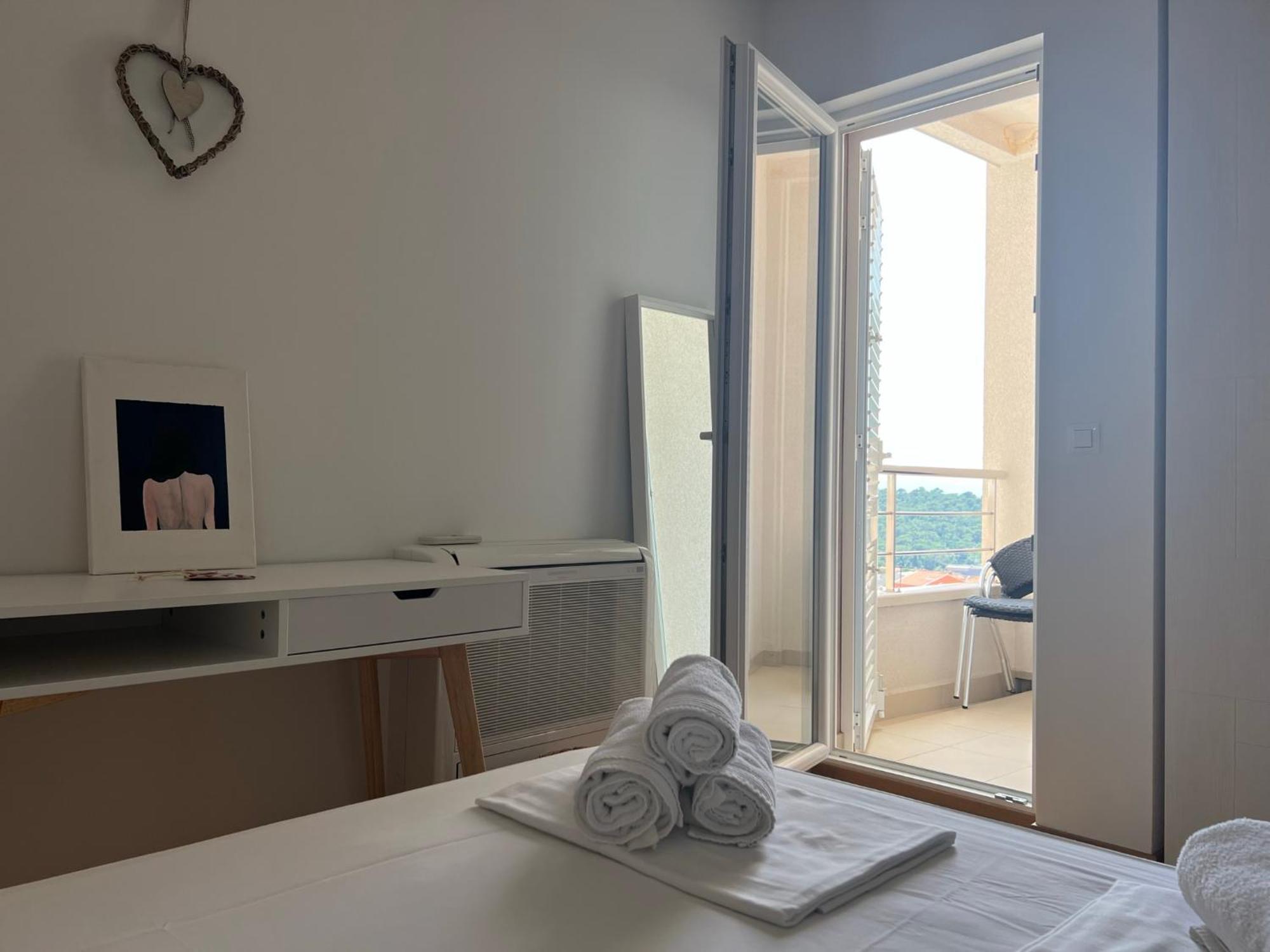 Apartment Lucija - Cozy Flat In The City Center With A Sea View & Parking Макарска Екстериор снимка