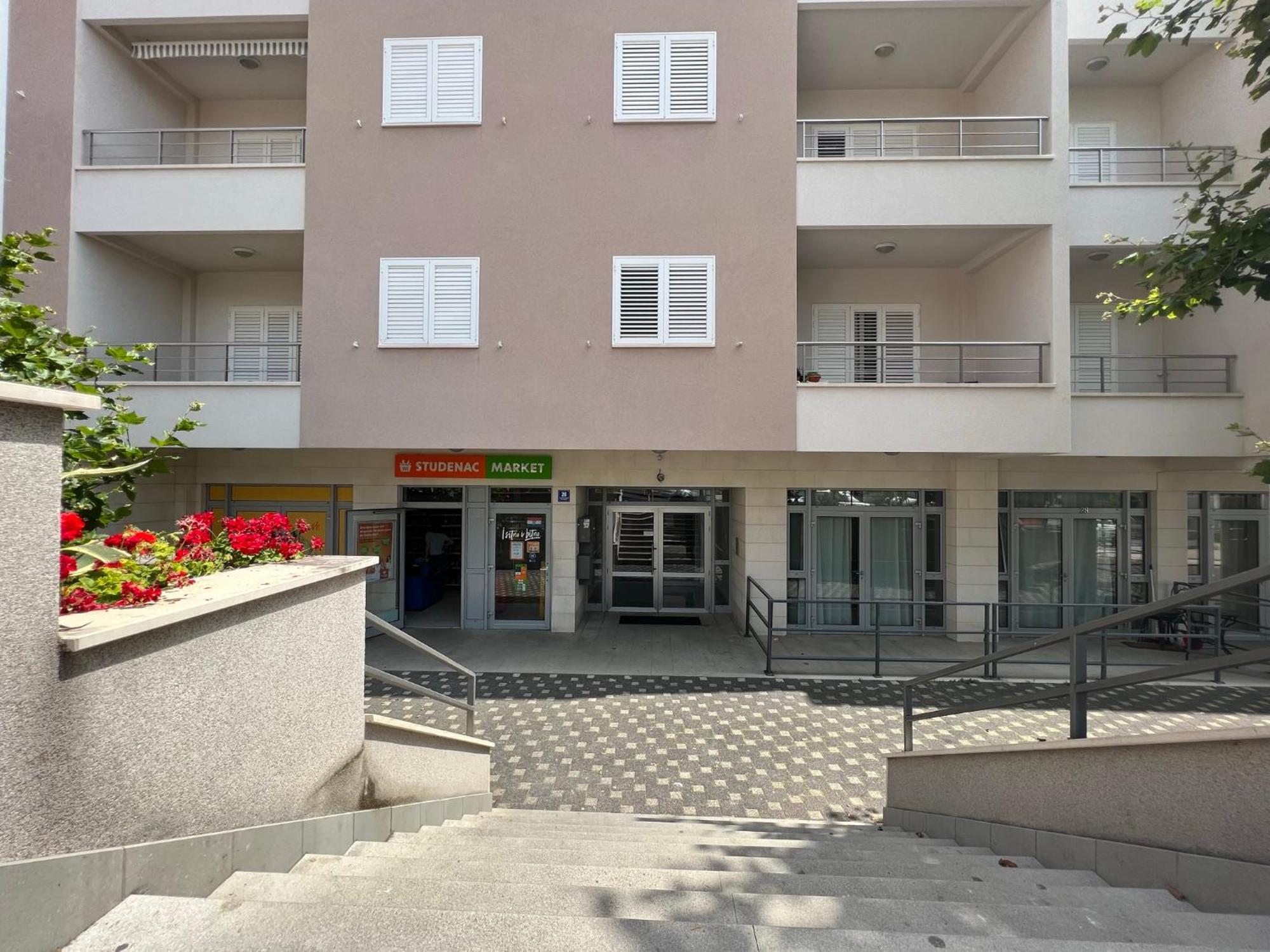 Apartment Lucija - Cozy Flat In The City Center With A Sea View & Parking Макарска Екстериор снимка